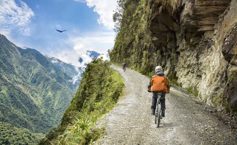 Ciclistas en la llamada ruta de la muerte de Las Yungas, en Bolivia.