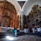 ACOMPAÑA CRÓNICA: MÉXICO UNESCO PATRIMONIO - MEX7775.TLAXCALA (MÉXICO), 27/07/2021.- Feligreses católicos oran, el 25 de julio de 2021, en el Conjunto Conventual Franciscano el Monasterio y Catedral Nuestra Señora de la Asunción, en el estado de Tlaxcala (México). Con rastros de la evangelización y la colonización de los territorios de la Nueva España, el Conjunto Conventual Franciscano el Monasterio y Catedral Nuestra Señora de la Asunción de Tlaxcala, centro de México, alcanzó este martes su inscripción en la Lista del Patrimonio Mundial de la Unesco. EFE/Hilda Ríos