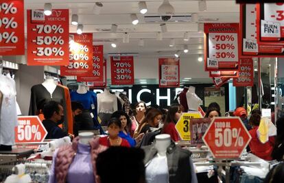 Compradores en una tienda del centro de Ciudad de México, durante el Buen Fin, el 19 de noviembre de 2022.
