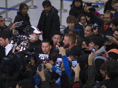 Periodistas y fanáticos rodean a Daniele De Rossi en el aeropurerto de Ezeiza, en Buenos Aires.