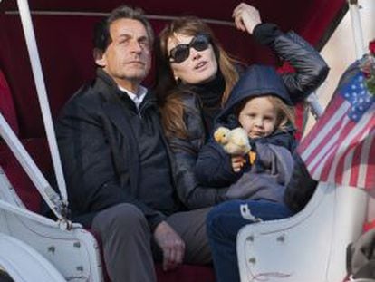 Carla Bruni, Nicolas Sarkozy y la hija de ambos, Julia, en un paseo en carruaje por Nueva York, en abril de 2014.
