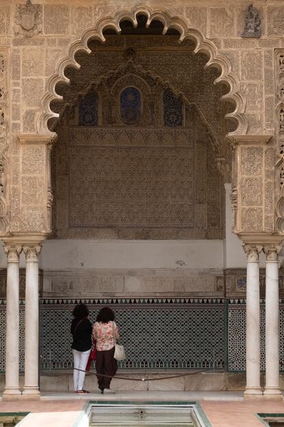 Iwan central del Patio de las Doncellas, con zócalos de alicatados del siglo XIV con distintos motivos geométricos en el Real Alcázar de Sevilla.