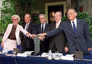 Marjorie Scardino, Germán Sánchez Ruipérez, Antonio Garrigues, J. M. Antoñanzas y José Vilarasau, en la entrega del premio.