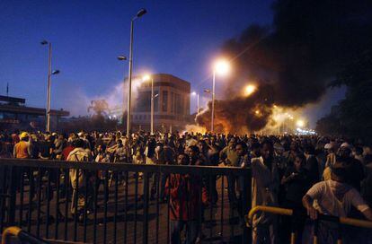 Cientos de partidarios de Mohamed Morsi se amontonan en el exterior de la sede de la Guardia en El Cairo, 8 de julio de 2013.