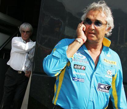 Flavio Briatore, sancionado de por vida de la fórmula 1, en primer término, y Bernie Ecclestone, presidente del campeonato, al fondo.
