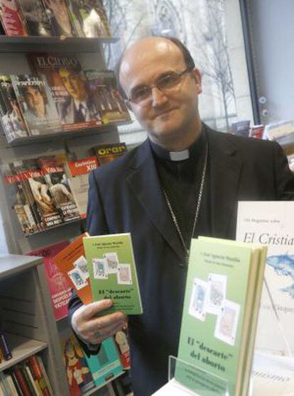 El obispo de San Sebastián, José Ignacio Munilla, muestra su carta pastoral contra el aborto.