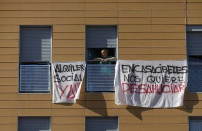 Pancartas contra la venta de casas del Ivima a Encasa Cibeles, en una imagen de 2019.