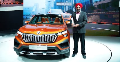 G. Boparai, director de Skoda India, con el premio al mejor coche del Salón de Nueva Delhi.