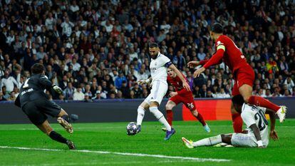 Benzema remata el único tanto del partido en el Real Madrid-Liverpool de este miércoles.