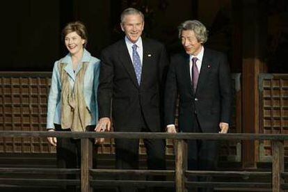 De izquierda a derecha, Laura y George Bush con Junichiro Koizumi, ayer en el Pabellón Dorado de Kioto.