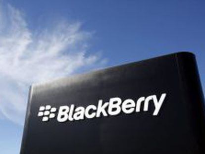 Logotipo de Blackberry a las puertas desu sede en Kanata en Ottawa (Canada). 