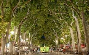 El Cours Mirabeau, en Aix-en-Provence, y su fuente de los nueve caños.