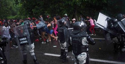 Enfrentamiento entre elementos de la Guardia Nacional y familias de migrantes. 