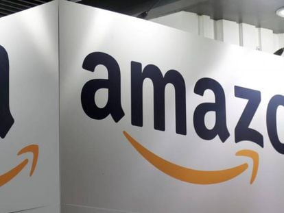 Logotipo de Amazon en una feria de emprendedores en Par&iacute;s.