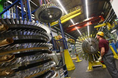 Un trabajador en una fábrica de turbinas de Siemens en Alemania.