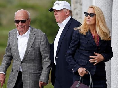 Rupert Murdoch (izquierda) con cuarta esposa, Jerry Hall y el expresidente de Estados Unidos, Donald Trump en Aberdeen en junio de 2016.