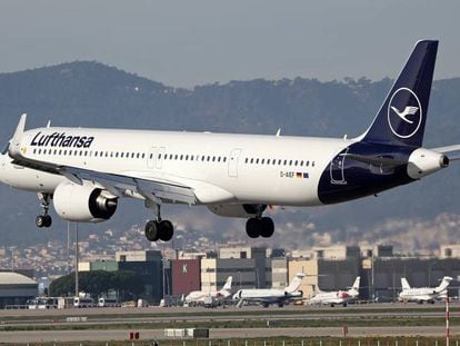 Un avión de Lufthansa, despegando del aeropuerto de Barcelona.