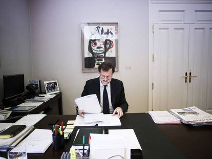 El presidente del Gobierno, Mariano Rajoy, en su despacho en el Palacio de la Moncloa.