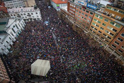 Una multitud en las calles de Bratislava en una manifestación bajo el lema 'Defendamos una Eslovaquia decente'.