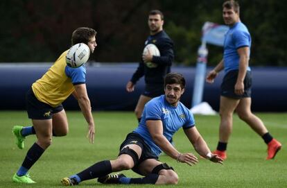 Lavanini pasa el bal&oacute;n durante un entrenamiento en Pennyhill Park, en Londres. 