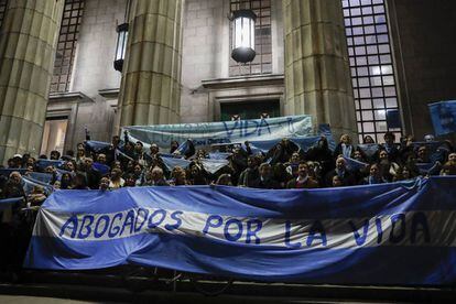 Decenas de personas integrantes de grupos contra la legalización del aborto participaron en una concentración ayer, lunes 6 de agosto, frente a la Facultad de Derecho de la Universidad de Buenos Aires ( Argentina). 