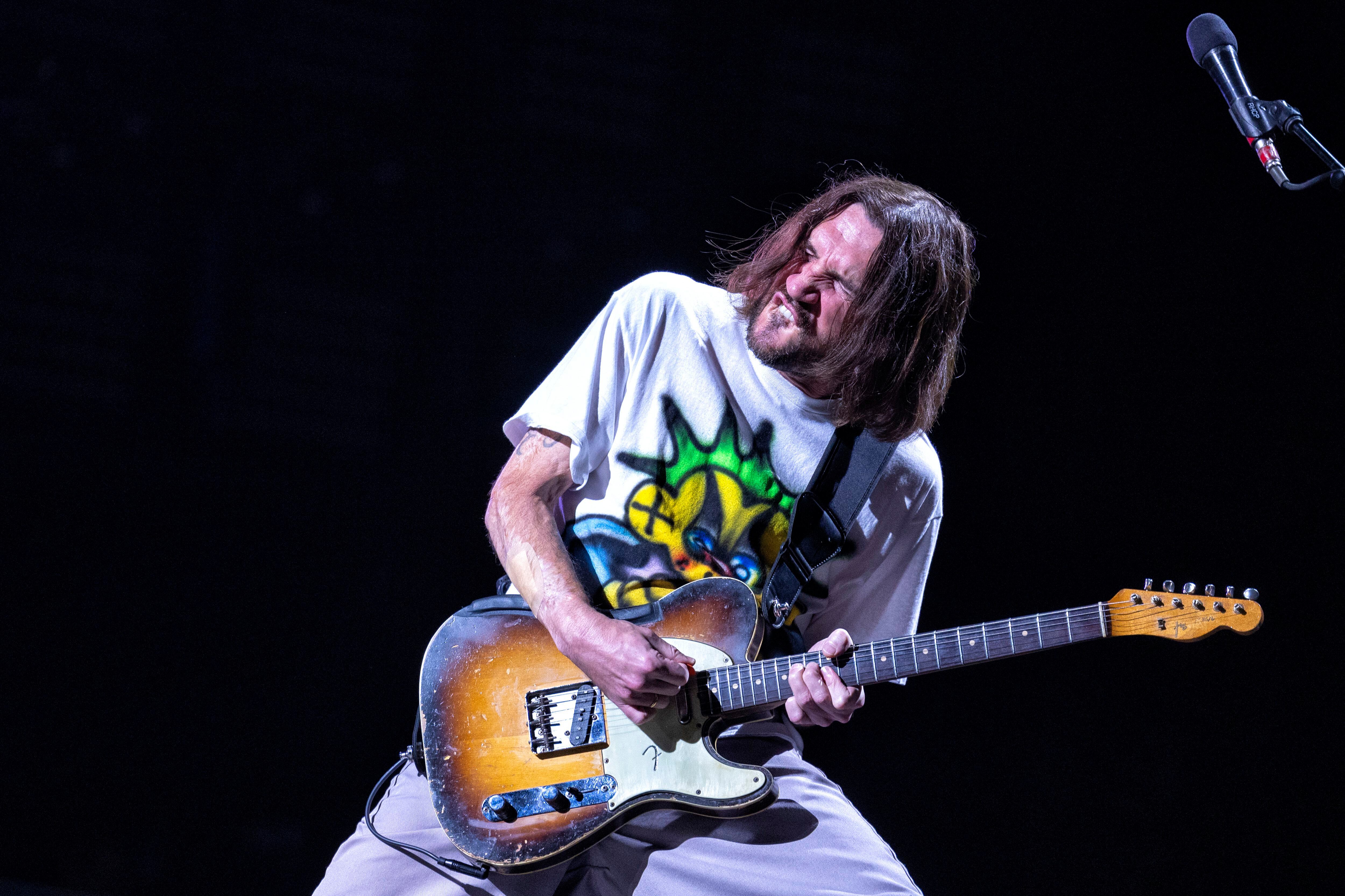 John Frusciante, durante uno de sus solos de guitarra en el recital de Red Hot Chili Peppers. 