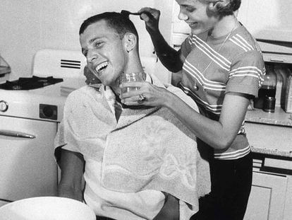 Plan de sábado tarde: cubrir sus canas en pareja.