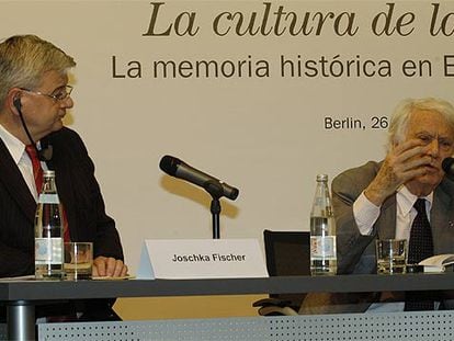 El ministro Joschka Fischer y el escritor Jorge Semprún, durante la inauguración del encuentro <i>La cultura de la memoria</i><b> en Berlín</b>.