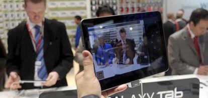 Una personas maneja la nueva Tablet, la Samsung Galaxi Tab, que ha sido presentada esta mañana por la empresa coreana