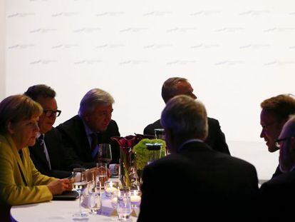 La canciller alemana, Angela Merkel, charla con el presidente del Bundesbank, Jens Weidmann (derecha), el pasado 19 de enero. 