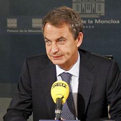 El presidente del Gobierno, José Luis Rodríguez Zapatero, durante la entrevista que concedió a la cadena Ser, hoy en el Palacio de la Moncloa.