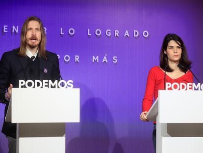 Los portavoces de Podemos, Isa Serra y Pablo Fernández, este lunes en una rueda de prensa en Madrid.