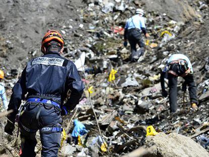 El Gobierno francés ha distribuido las primeras imágenes de los equipos de rescate trabajando en la zona del accidente.