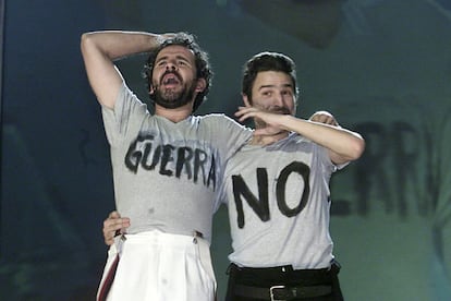 Los actores Guillermo Toledo (izquierda) y Alberto San Juan, durante la gala de los Goya que presentaron en 1993.  