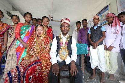 Renuka Kumari Choudhary y Rakesh Kumar, dos adolescentes nepalíes, en la representación teatral de una boda infantil.
