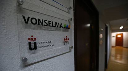 Carteles a la entrada de la sede de la academia Vonselma, donde se imparten títulos avalados por el IDP de la Universidad Rey Juan Carlos.
