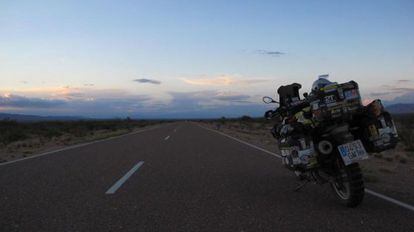 La moto BMW 650 GS usada por Sornosa, en la ruta 40, Argentina.
