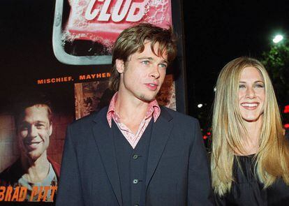 Brad Pitt y Jennifer Aniston fueron una de las parejas más seguidas y fotografiadas del cambio de siglo. Aquí posan juntos en el estreno en Los Ángeles de 'El club de la lucha' en 1999.