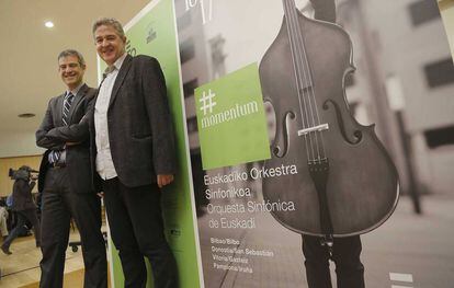 El director general de la Sinf&oacute;nica de Euskadi, Oriol Roch (izquierda), y el viceconsejero de Cultura, Josena Mu&ntilde;oz, en la presentaci&oacute;n de la temporada de abono de la orquesta vasca.