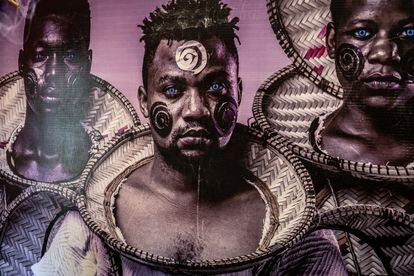 El diseñador tiene una misión clara: que los tanzanos adquieran conciencia de su riqueza cultural. "Mi obra es una reacción a la violencia visual que viene de Occidente", dice.