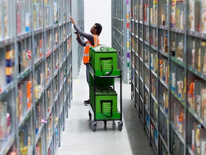 Un empleado de Amazon prepara un pedido en los almacenes de la compañía en Berlín (Alemania).