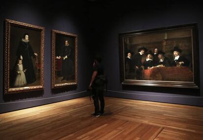 'Los síndicos', de Rembrandt dialogan con dos retratos de Velázquez de 1632.