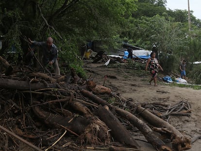 Personas retiran los escombros ocasionados por 'Otis' en la comunidad de la Solapa (Acapulco), este miércoles