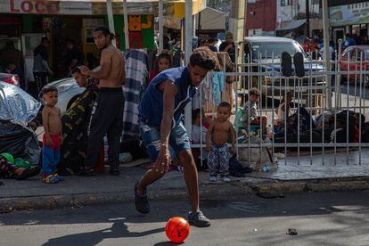 Migrantes acampan sobre Av. Hospital Benito Juárez, a un costado de la Central de Autobuses del Norte, el 22 de septiembre.