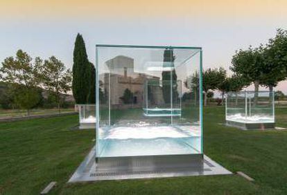 El &lsquo;color de nuestras vidas&rsquo;, la obra de cubos gigantes de cristal, agua y luz del chileno Alfredo Jaar.