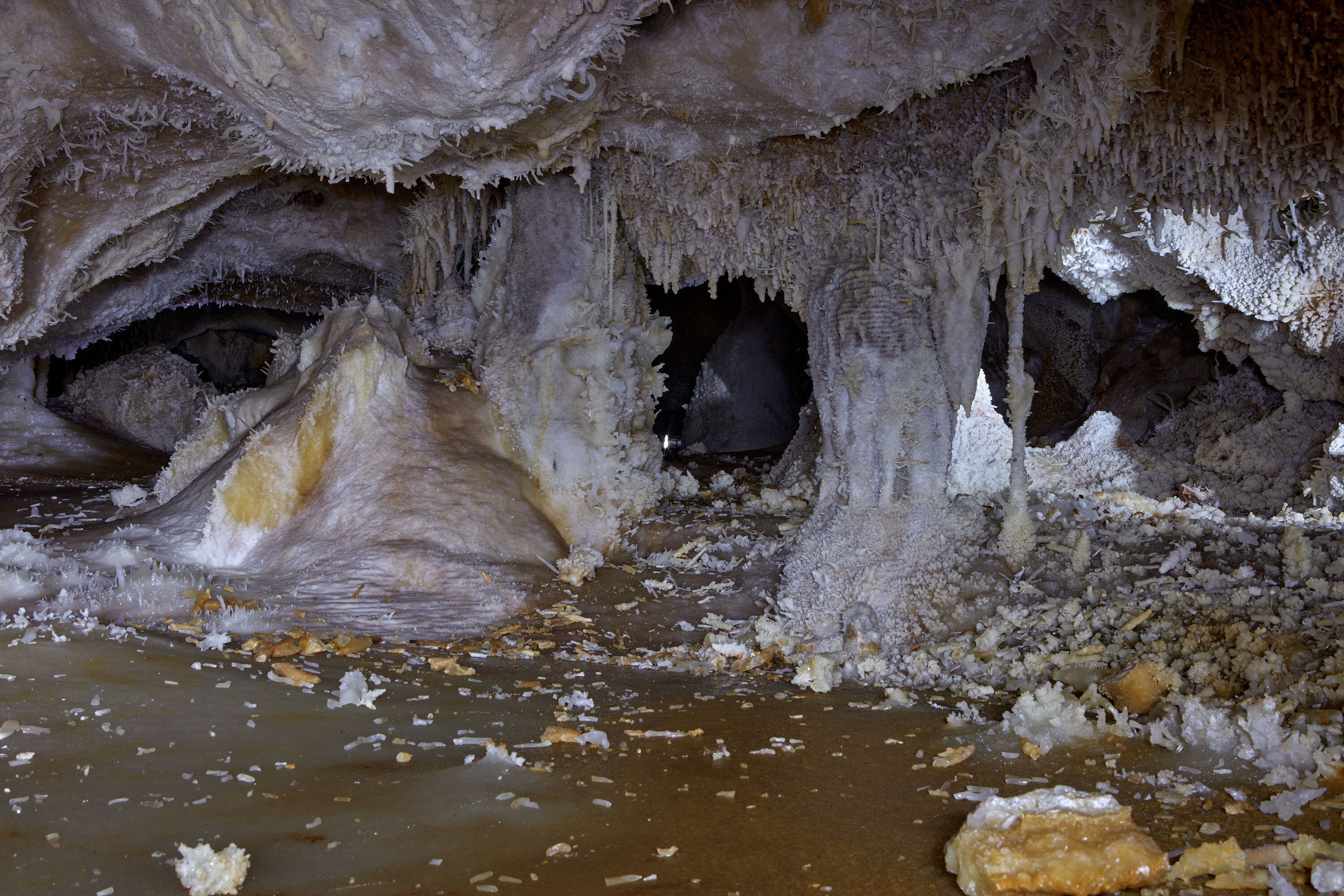 El interior de la cueva de las Estegamitas en La Araña (Málaga).
