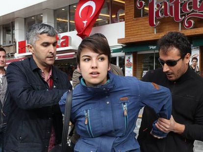 La polic&iacute;a detiene a una mujer durante las protestas contra el arresto de dos profesores en huelga de hambre el martes en Ankara.
 