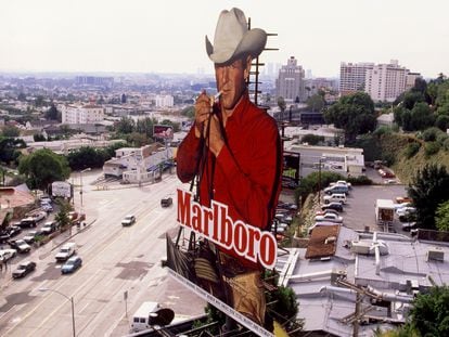 Un icono de la masculinidad clásica estadounidense: el vaquero imagen de  Marlboro en un cartel gigante que aún se podía ver en Los Ángeles en 1995.