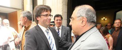 Carles Puigdemont, alcalde de Girona, saluda a Joaquim Nadal.