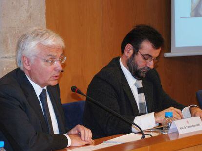 El conseller Ferran Mascarell, a la izquierda, y su director general de Patrimonio, Joan Pluma, durante un acto.